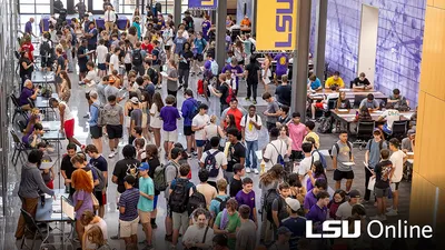 Busy hall filled with students